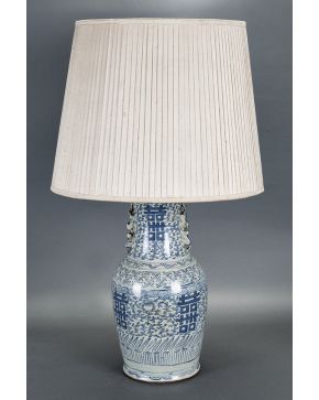 1014-Jarrón chino en porcelana blanca y azul. C. 1900 con decoración de motivos vegetales y epigráficos. Adaptado a lámpara de sobremesa.