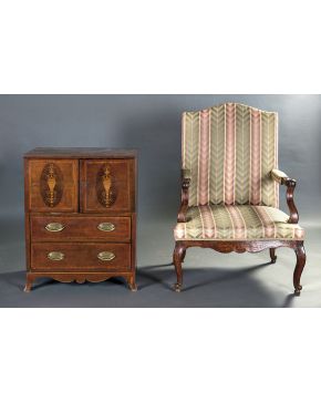 306-Gran sillón en madera de nogal con tapicería a rayas y reposapiés en forma de volutas.