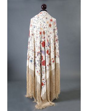 382-Mantón de Manila en seda bordada con decoración polícroma de flores. aves y peonías sobre fondo beige.