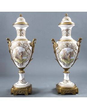 792-Pareja de jarrones con tapa en porcelana esmaltada estilo Sevres con decoración de