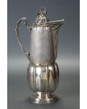 611-Elegante jarra con tapa en plata italiana punzonada con marcas de Fornari. ley 800.
