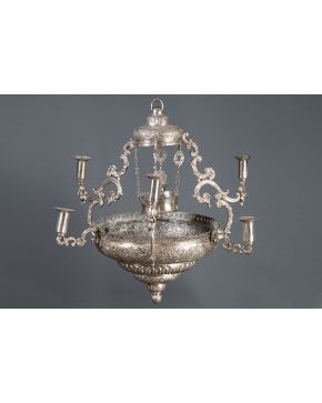 529-Pareja de lámparas votivas de seis luces en plata con decoración cincelada de elementos vegetales. tornapuntas y lengüetas. S. XIX. Leves desperfectos