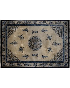 370-Alfombra china en lana de campo beige con decoración geométrica y de flores en tonos azules.