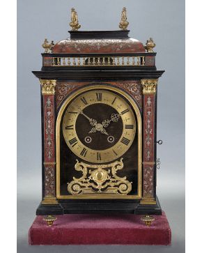 457-Reloj de sobremesa francés. Napoleón III. con marquetería Boullé en latón y carey. Aplicaciones de bronce dorado. S. XIX.