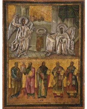 424-Icono ruso pintado al temple y dorado sobre tabla con escena de la Anunciación realizada con aplicaciones de plata relevada y varios Santos en el regi
