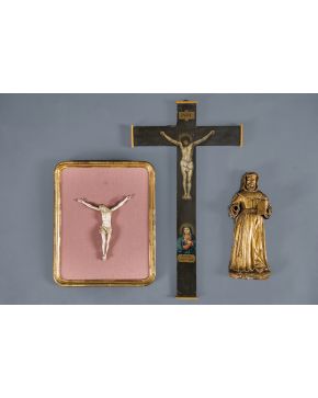374-Figura de adosar en alto relieve de santo franciscano en madera tallada y dorada. S. XIX. Con faltas.