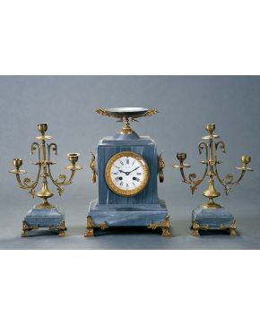 782-Reloj francés. s. XIX de sobremesa con guarnición de candelabros de tres luces en marmol gris y bronce dorado. Esfera de porcelana blanca. firmada Ric