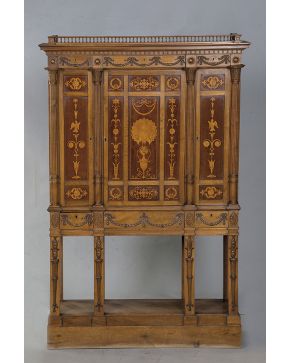 491-Mueble aparador en madera tallada con decoración a candelieri en marqueteria de maderas frutales. Con barandilla y guirnaldas aplicadas en bronce. Sob