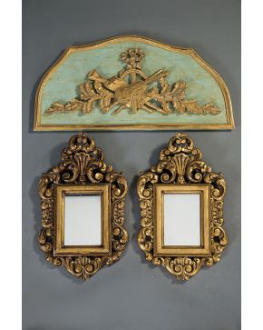750-Pareja de cornucopias con espejo en madera tallada y dorada con motivos de tornapuntas y venera. s. XIX. Desperfectos.