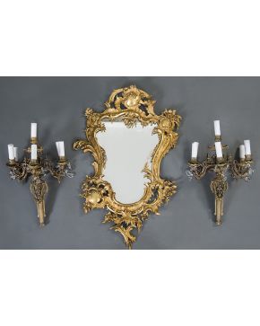 744-Lote en bronce dorado formado por: cornucopia con espejo antiguo decorado con rocallas y tornapuntas; y pareja de apliques a modo de antorcha con 6 lu