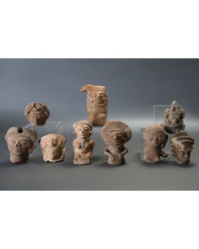 1115-Lote de tres caras en cerámica con diversos tocados y adornos. Cultura Maya. Guatemala.