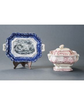 591-Fuente con asas en loza estampada bicolor de Sargadelos semi china. 3ª época (1845-1862) Decoración de paisaje oriental en el asiento y greca azul cob