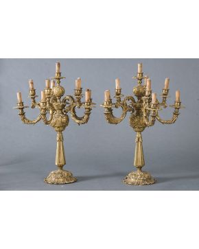 474-Pareja de cadelabros franceses de cinco brazos dobles en bronce dorado decorados con rocallas. elementos geométricos y ramilletes de flores. s. XIX. 