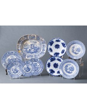 556-Lote formado por fuente y cinco platos en loza estampada en azul de Sargadelos. 3ª época (1845-1862) de la serie paisaje con góndola. y ala compartime