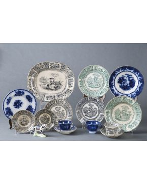 555-Lote compuesto por: cuatro platos. una taza con plato y otra taza en loza estampada de Sargadelos. China opaca 3ª época (1845-1862). en verde. azul y 