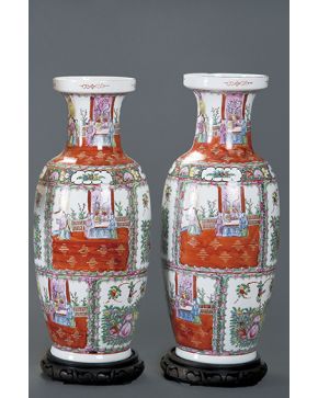 1015-Pareja de jarrones en porcelana China con decoración esmaltada de escenas en paisaje y decoración de flores. frutos y aves. C. 1900. Con marcas. Sobre