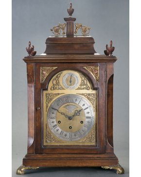 940-Reloj tipo bracket inglés con caja en madera de caoba y bronce dorado. 