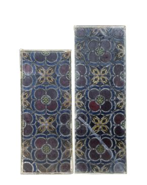 481-Tres paneles de vidriera de distintos tamaños con perfiles emplomados y vidrios de color formado un diseño geométrico. c. 1900.