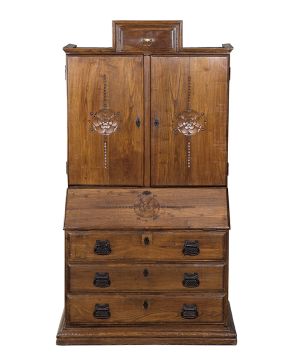 476-Cómoda-escritorio gallega del s. XVIII en madera tallada. Cuerpo inferior con tapa abatible y tres registros de cajones. Cuerpo superior con doble pue