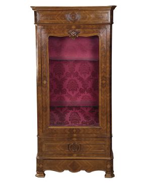 396-Mueble vitrina español en madera tallada con puerta frontal de cristal y cajón en la parte inferior. Interior con dos baldas en altura y forro en seda