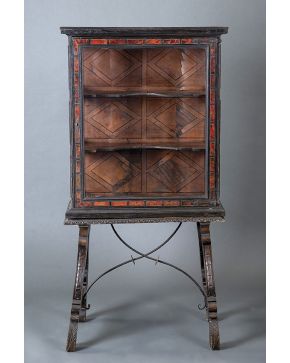 501-Mueble vitrina español s. XVII en madera ebonizada con perfiles de carey. Puerta frontal de cristal con doble balda en el interior. Mesa en madera tal