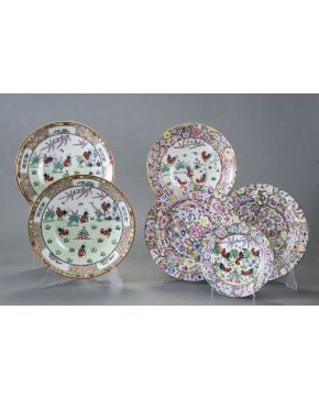 304-Lote formado por cuatro platos en porcelana esmaltada china Milefiori. dos de ellos pareja y los otros con motivos de gallos en paisaje en el campo.