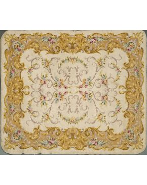 891-Alfombra española en lana con decoración de flores en tonos rosas y azules y motivos vegetales sobre campo beige.  