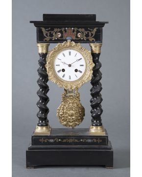 990-Reloj Napoleón III en madera ebonizada en negro con aplicaciones en bronce dorado y decoración de marquetería en latón y esmalte. Columnas salomónicas