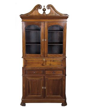 586-Bureau bookcase estilo inglés en madera tallada con tapa abatible y cuerpo superior con doble puerta acristalado y dividido en alturas. Cuerpo inferio