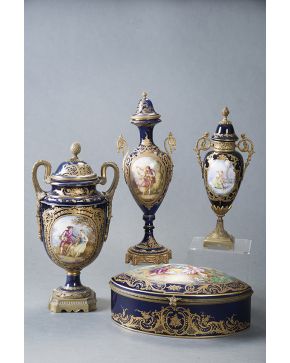 625-Lote de dos jarrones estilo Sévres en porcelana azul cobalto con decoraciones en dorado y escenas galantes firmadas. Aplicaciones en bronce dorado. Un