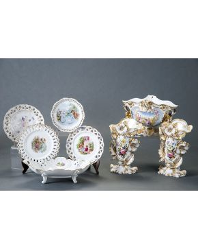 376-Lote en porcelana esmaltada Viejo París formado por pareja de jarrones y centro oval con decoración floral y detalles en dorado. Faltas y desperfectos