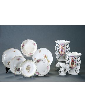 365-Juego en porcelana esmaltada formado por pareja de jarrones isabelinos con decoración de ninfas orladas por flores y figura de loro en porcelana alema