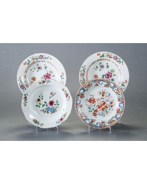 674-Lote formado por dos platos en porcelana china esmaltada con delicada decoración floral. uno Compañía de Indias. Familia Rosa. Dinastía Qing periodo