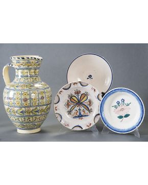 943-Lote formado dos platos en cerámica española vidriada. uno de ellos valenciano s. XIX; y una jofaina de Talavera. serie Hoja de Perejil con flor azul 