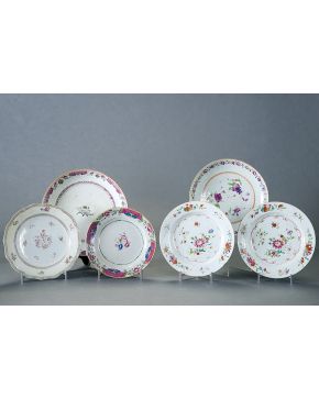 681-Lote de tres platos en porcelana china de Compañía de Indias. Familia Rosa. Dinastía Qing. Periodo Qianlong (1736-1795). Con decoración de flores. d