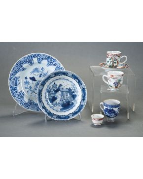 621-Lote variado en porcelana china esmaltada Compañía de Indias s. XVIII-XIX formado por: 3 tacitas. un plato y un vasito para saque. Algun piquete.