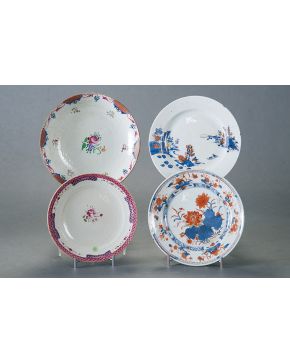 676-Lote formado por dos platos en porcelana China. Compañía de Indias. Dinastía Qing. finales S. XIX. Uno con decoración de motivos arquitectónicos con p