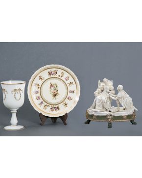 959-Lote formado por copa en opalina con decoración de guirnaldas y filos dorados. siguiendo modelos del siglo XVIII; y plato en porcelana esmaltada de Vi