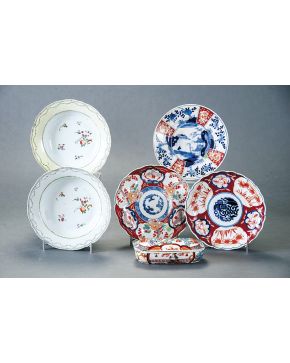 692-Lote en porcelana esmaltada japonesa Imari s. XIX. formado por tres platos e incensario. Alguna falta.
