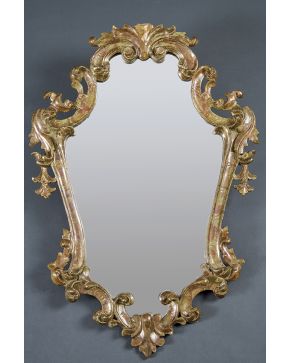 1021-Espejo en madera tallada y pintada con decoración de tornapuntas y elementos vegetales. s. XIX. Alguna falta.
