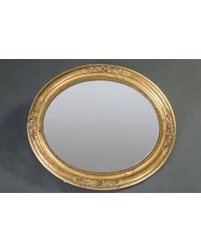 357-Espejo oval con marco en madera tallada y dorada con decoración de flores en relieve. c. 1900.