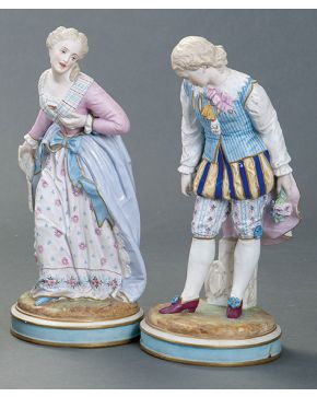 1080-Pareja de esculturas en biscuit policromado con marcas de Birmingham. representando dama y caballero. Principios S. XX.