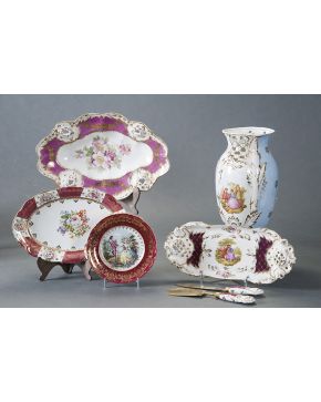 1033-Juego en porcelana española esmaltada estilo isabelino formado por jarrón y bandejita oval de asas caladas con cubiertos para servir y marcas de Herre