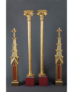 949-Decorativa pareja de columnas con pináculos en madera tallada. dorada y policromada. Fuste con decoración incisa de motivos vegetales y capitel corint