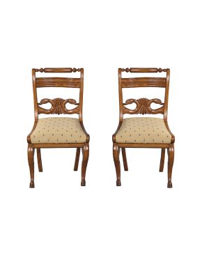 354-Pareja de sillas fernandinas. S. XIX. en madera tallada con respaldo calado y ornamentado con cabezas de cisnes. 