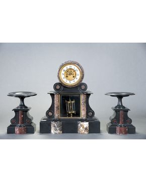 619-Reloj francés tipo pórtico con guarnición de copas Napoleón III. en mármol rojo y negro. Esfera de porcelana blanca con numeración arábiga en negro e 