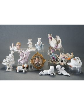 404-Variado lote de biscuits centroeuropeos policromados formado por: dos violeteros. perro. bebé. niña con paloma y dos figuras femeninas y grupo de niño