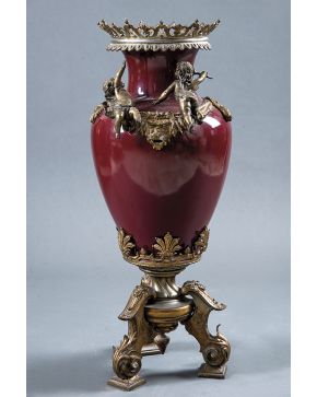 348-Importante jarrón francés en cerámica vidriada color budeos con aplicaciones de bronce de pieles de león a modo de guinaldas con angelotes en bulto re