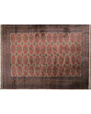 1049-Alfombra persa en lana con decoración romboidal sobre campo marrón.