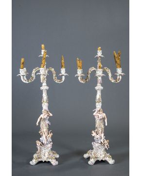 729-Pareja de candelabros convetibles en candeleros de siete luces en porcelana esmaltada alemana con marcas de Sitzendorf. s. XIX. Figura femenina en bul